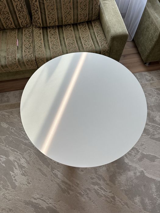 Продам круглый обеденный стол. 90*90