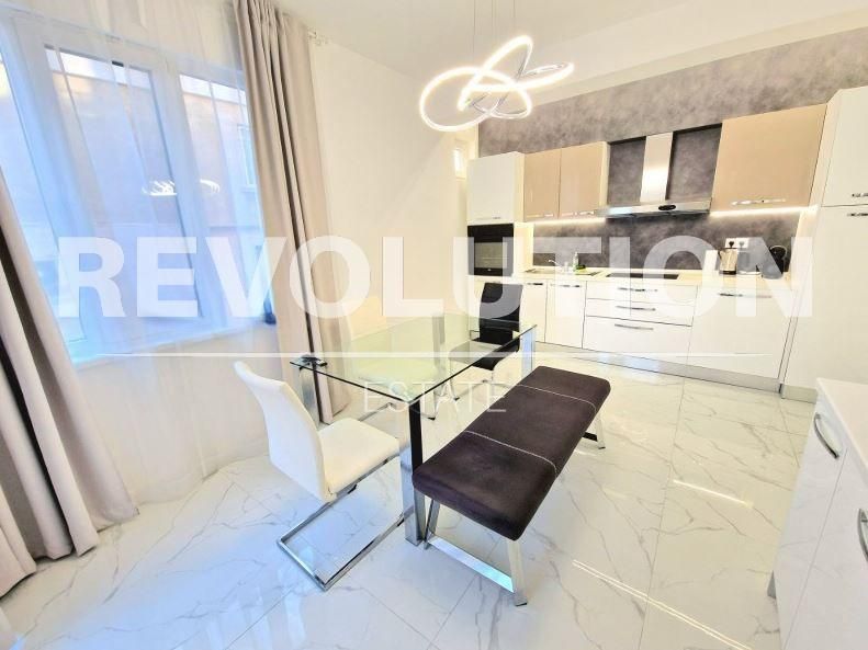 Четиристаен апартамент в района на Център!