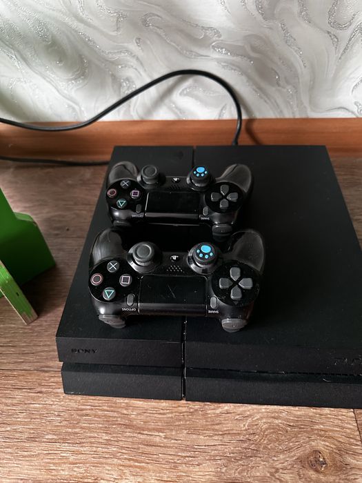 Продам PS4 в хорошем состоянии