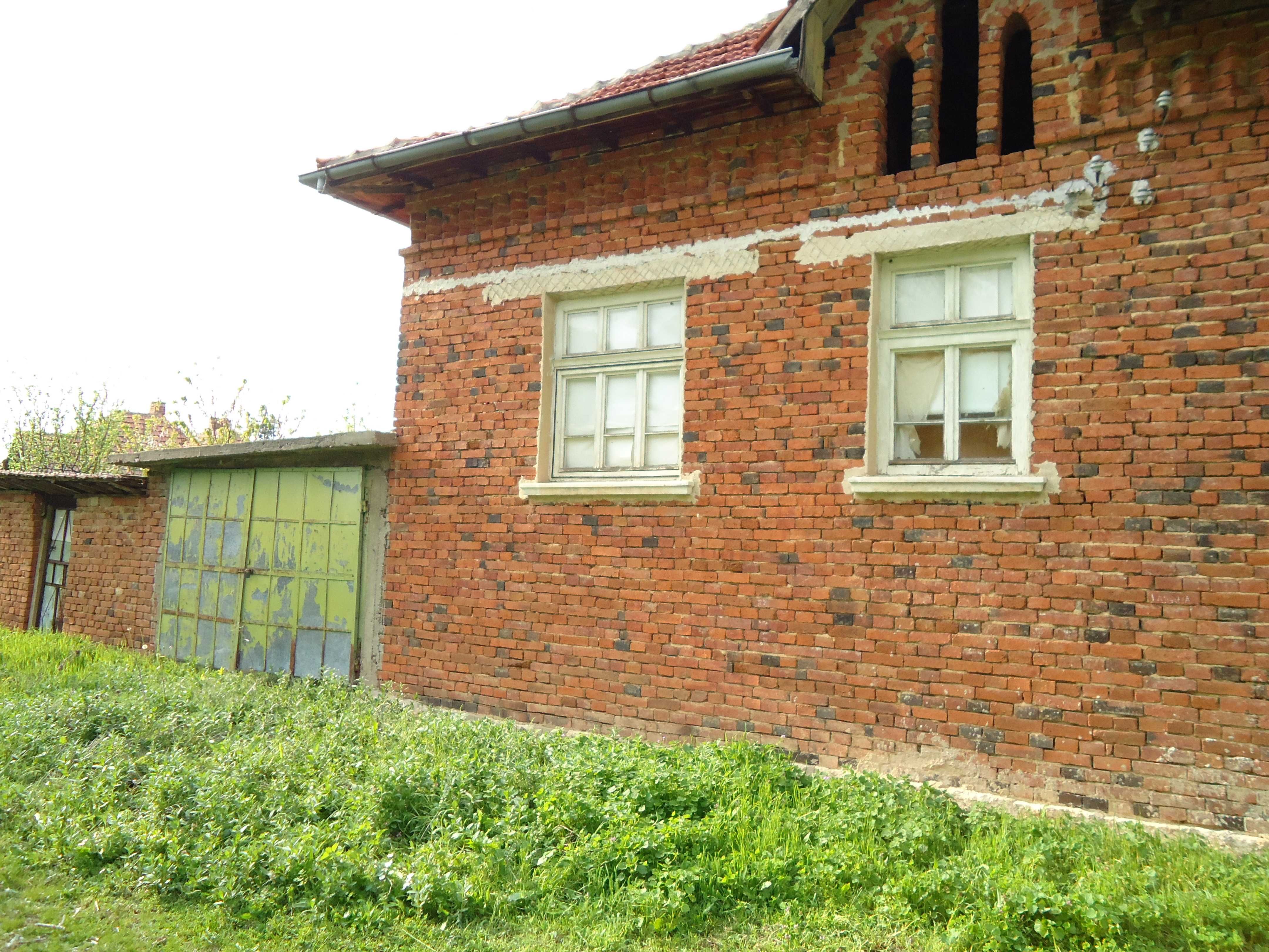 Продавам двуетажна къща в село Буковец, област Враца