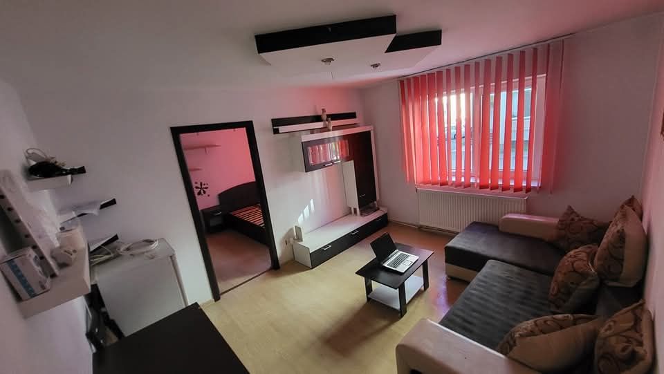 Închiriez apartament