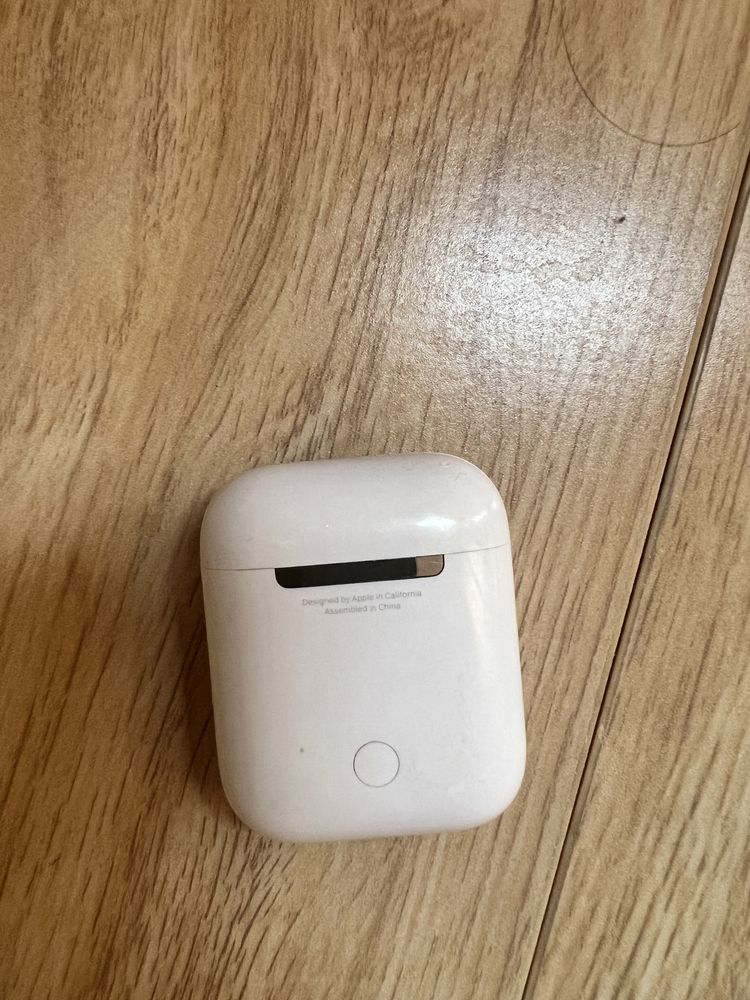 Зарядный футляр MagSafe (Lightning) для AirPods (1-го поколения)