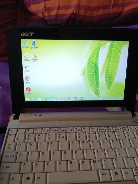 Vand laptop alb în stare perfecta