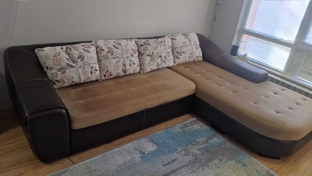 Ьглов диван с лежанка и функция за спане.