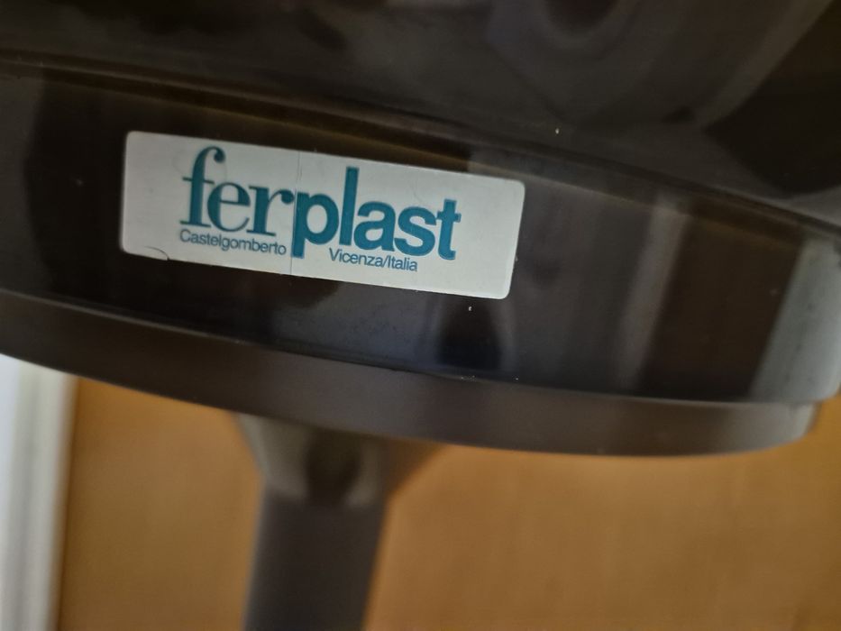 Vand colivie aurie + suport maro, marca Ferplast, in stare buna