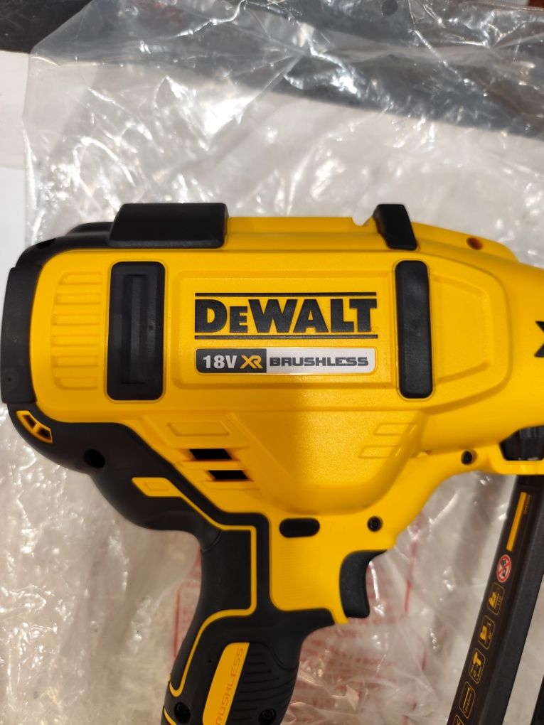 Безчетков акумулаторен такер пистолет Девалт DeWALT DCN660 с гаранция
