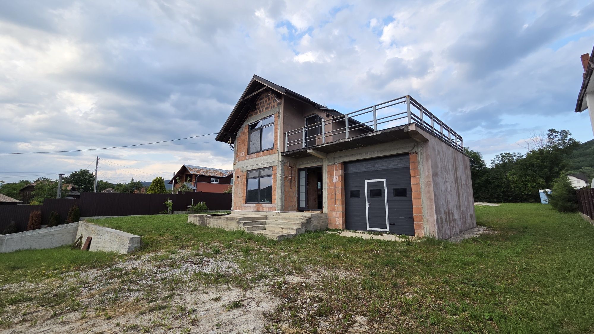 Casa de vânzare cu 2000m patrati livada