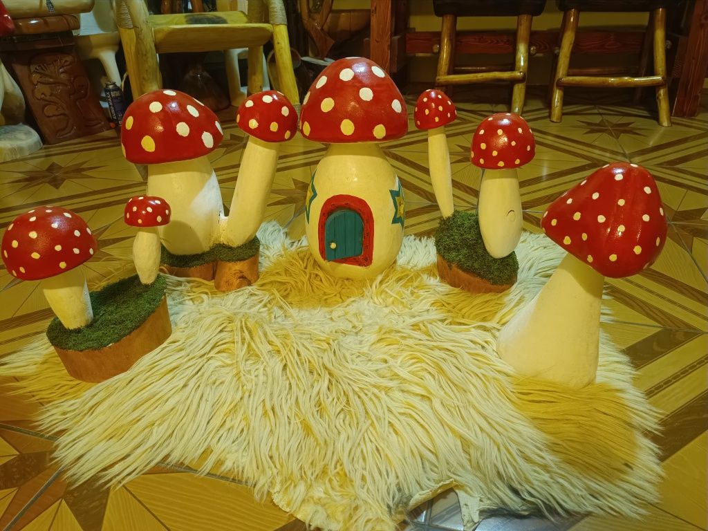 Diferite sculpturi dintr-o singură bucată,de vânzare.