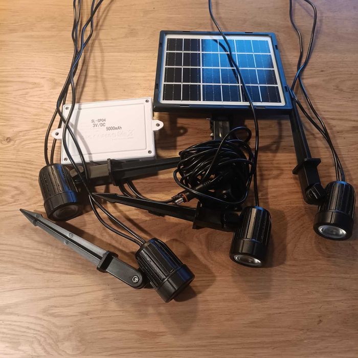 К-т от 4 бр соларни прожектора, топла светлина, 5000 mAh, 3 режима