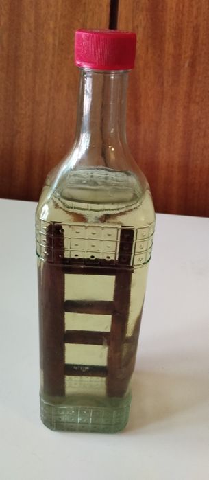 5 стъклени бутилки 0.7л със дървена стълба в тях