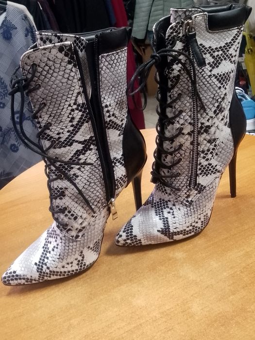 Дамски ботуши с ток