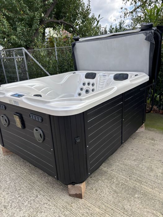 Jacuzzi 3 persoane piscină ciubăr spa