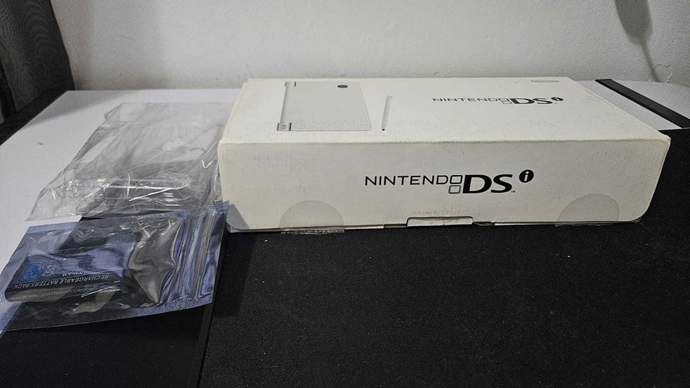 Nintendo dsi nou sigilat + baterie noua specifica + carcasa