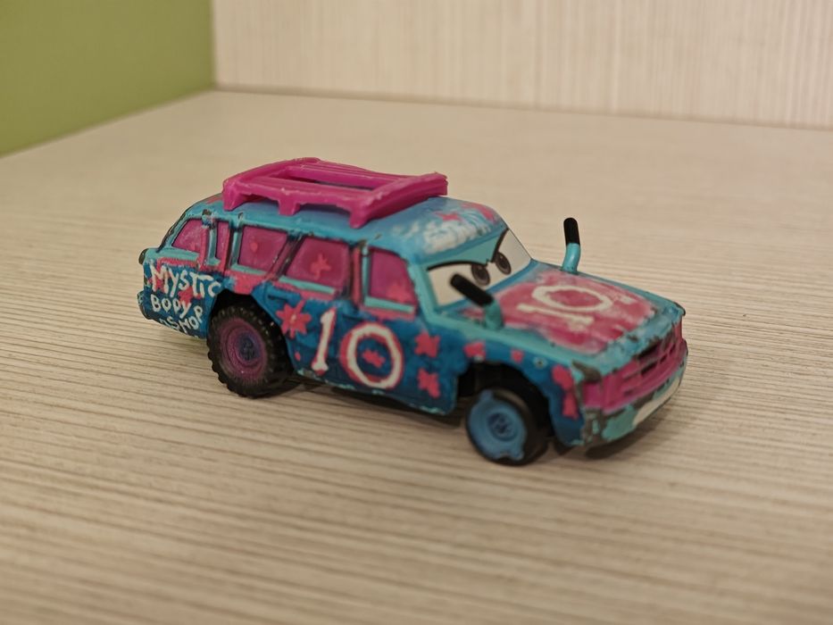 Vând mașinuțe Cars din metal ,in stare foarte bună.