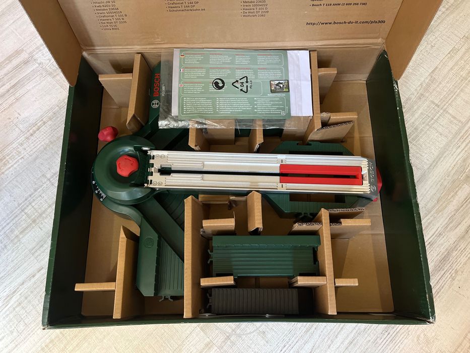 Станция за рязане с прободен трион с водеща релса - Bosch PLS 300