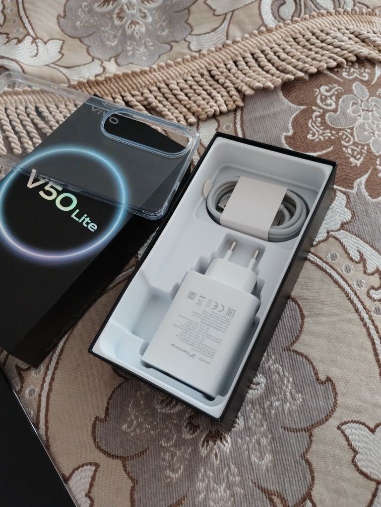 Подам смартфон Vivo v 50 lite