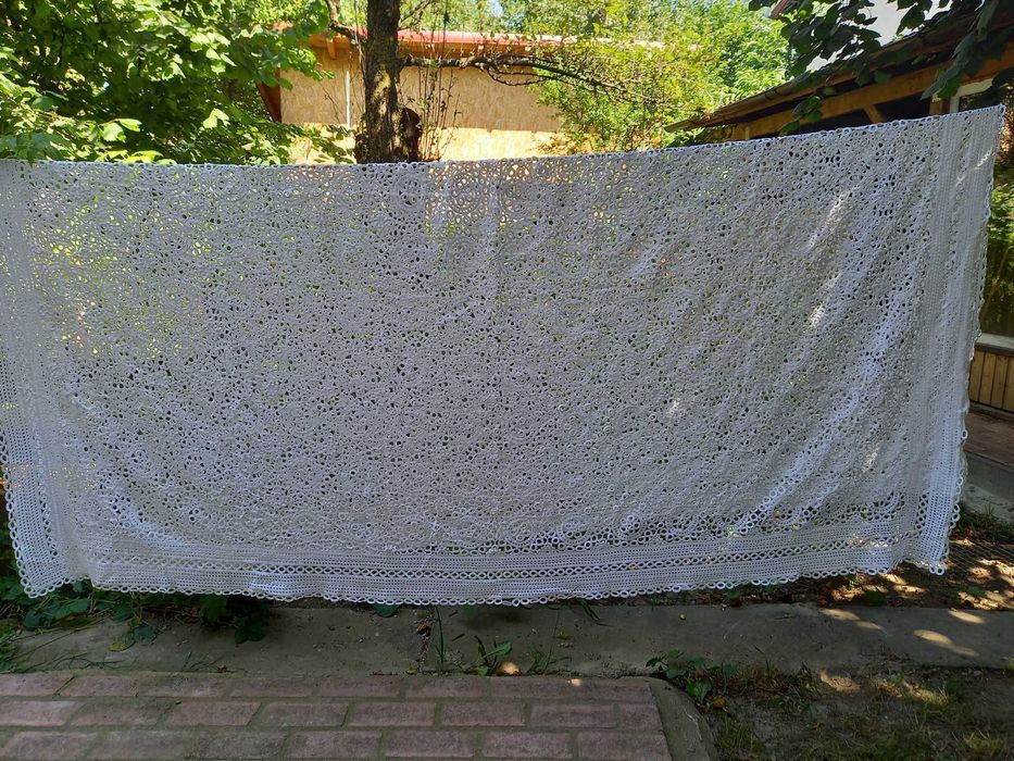 Fata de masa lucrata manual macrame ,dimensiune foarte mare