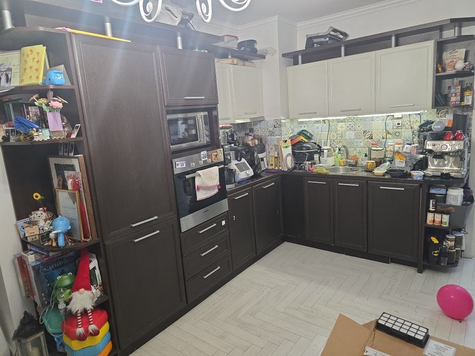 Ъглова кухня с кухненско обзавеждане