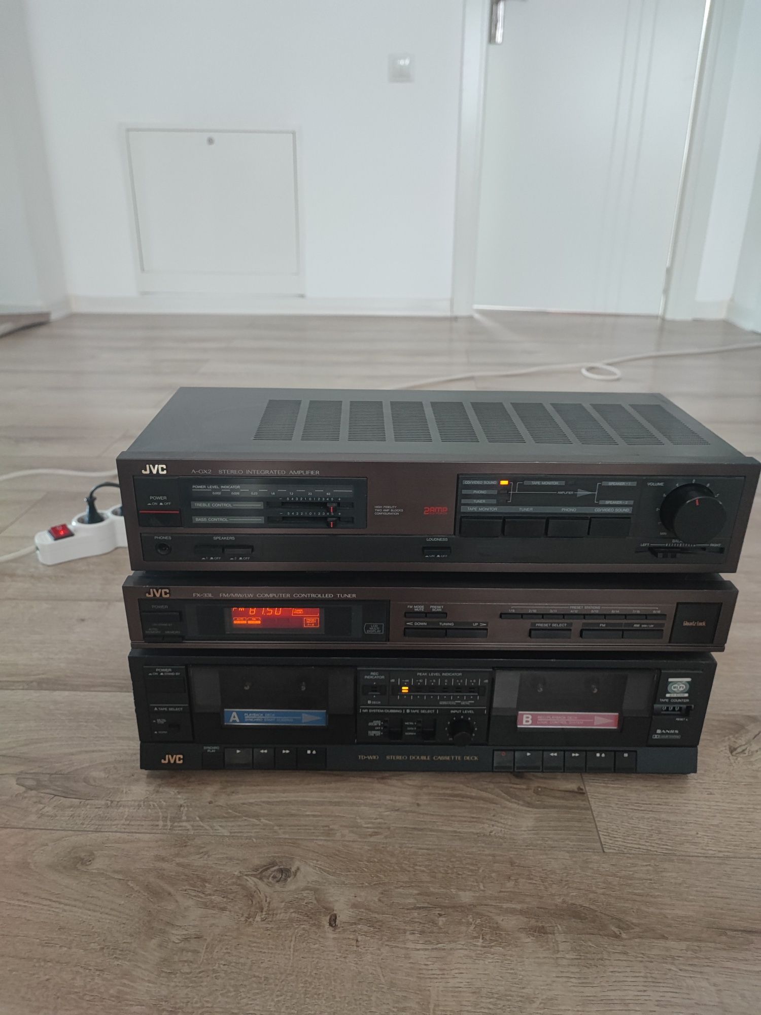 Linie audio amplificator / statie JVC AGX 2 cu radio si deck