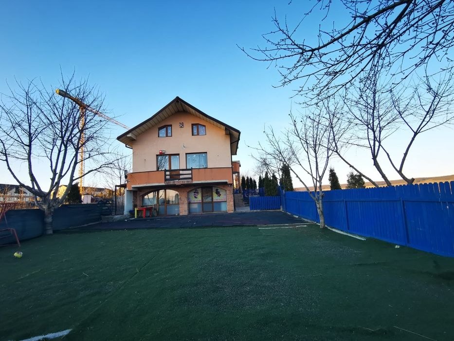 Vând casă cu afacere