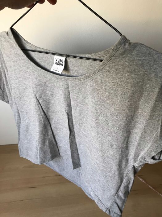Tricou gri scurt pentru femei Tricou crop de damă (Top Crop) Vero Moda