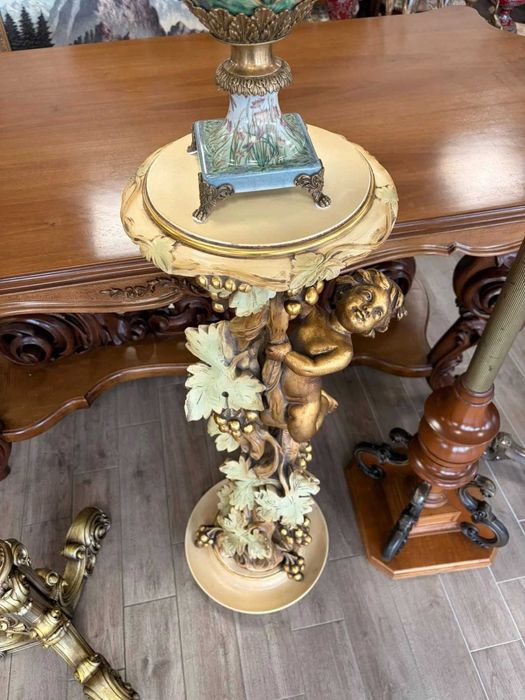 Piedestal sculptat și vopsit manual