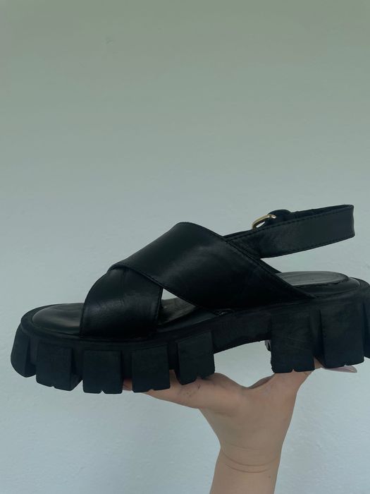 Vând sandale din piele