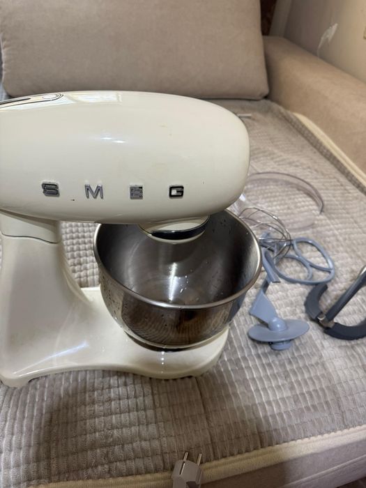 Срочно продам. Состояние почти новаяПланетарный миксер SMEG.