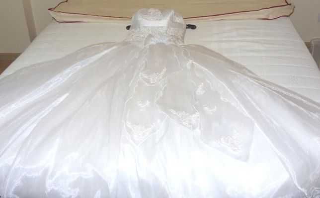 Rochie de mireasă, albă, stil prințesă,cu crinolină și boleró dantelat