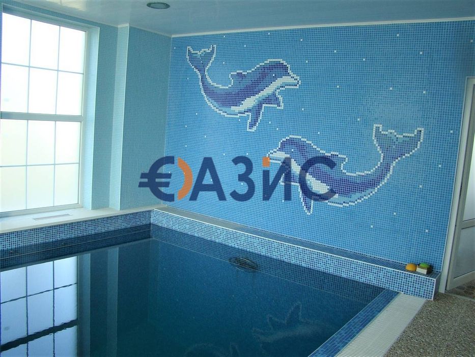 Луксозна вила с десет спални с асансьор, басейн и парцел от един