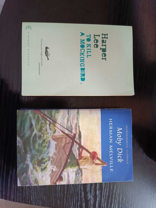 две книги на английски език- Моби Дик и Да убиеш присмехулник