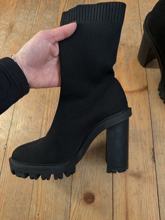 Стилни боти тип чорап на Зара