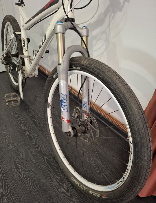 Bicicleta Specialized Fsr Epic M5
Furcă Fox F100RL
Frâne hidraulice H