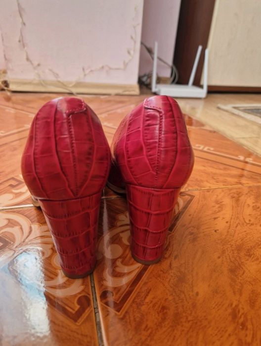 Vand pantofi cu toc Clarks