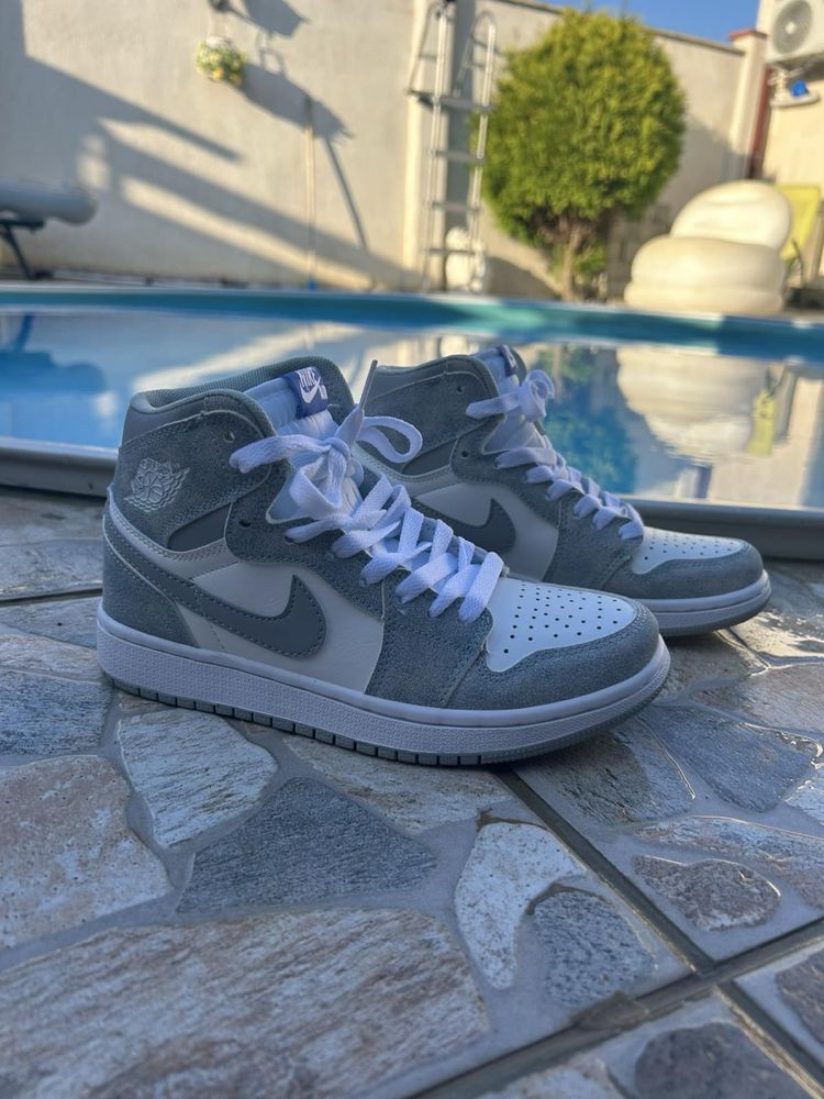 Jordan 1 retro high og hyper royal кецове
