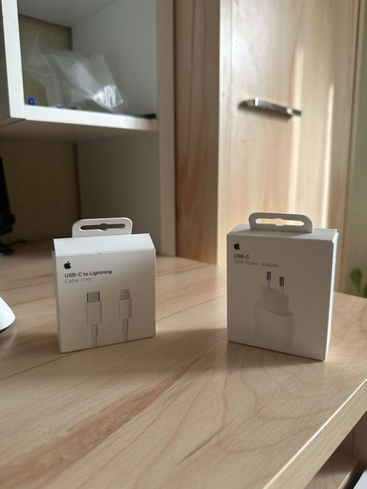 Продам оригинальную зарядку на Айфон