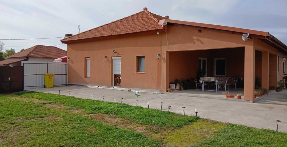 Vand casa in sat liniștit