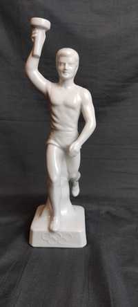 Фарфоровая статуэтка гдр факелоносец олимпиада 1936