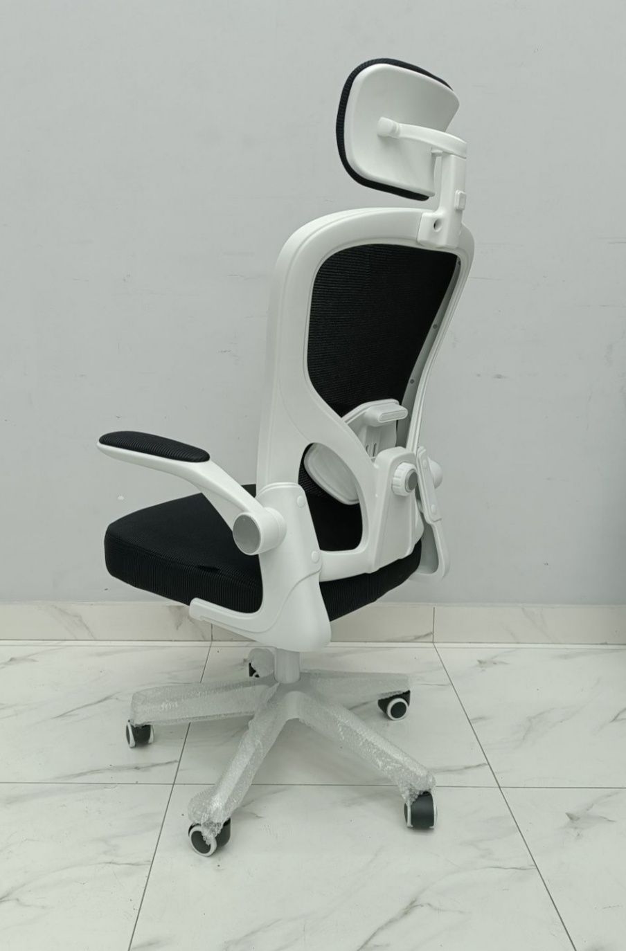 Офисное кресло модель Ариола black White. Есть доставка и гарантия