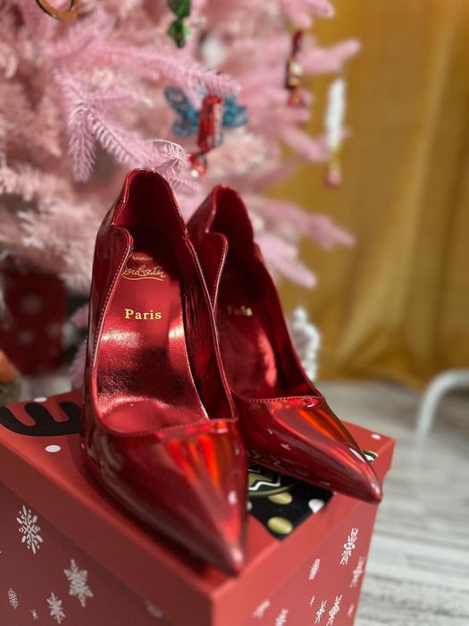 Pantofi dama Louboutin pe stoc