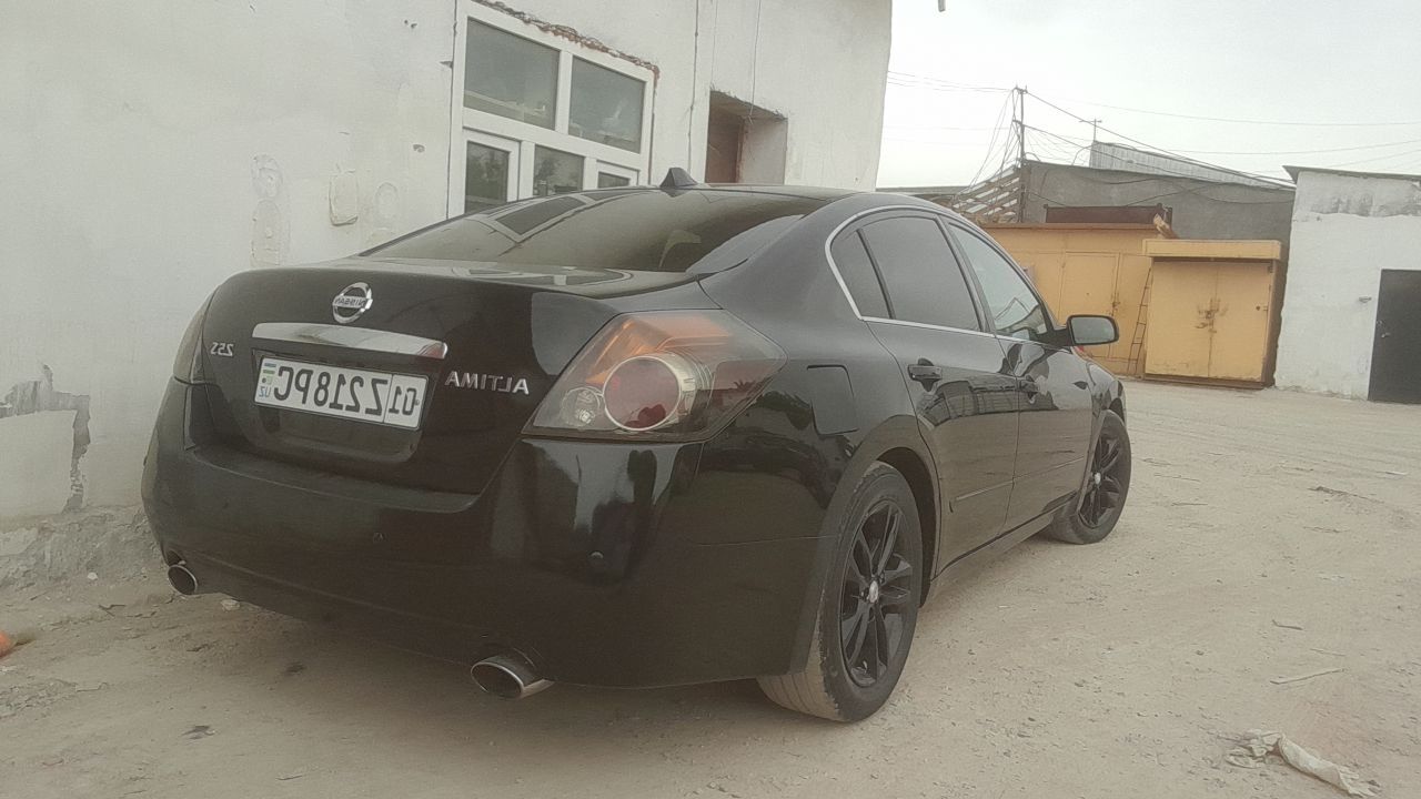 Nissan altima sotiladi