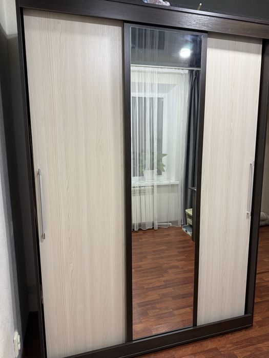 Продам шкаф платяной , стол с полкой