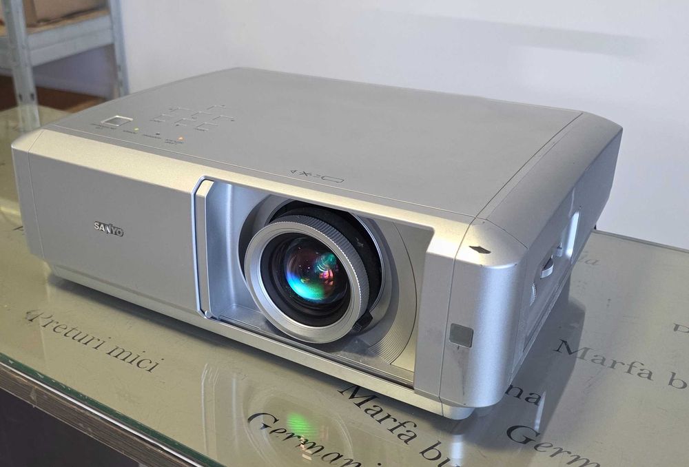 Videoproiector Sanyo PLV-Z5 - perfect functional