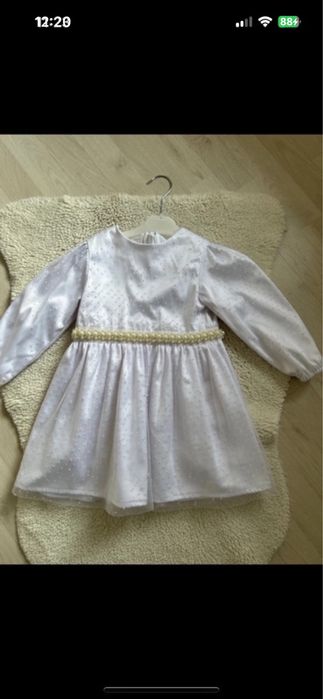 Rochita alba potrivita pentru serbare sau evenimente speciale