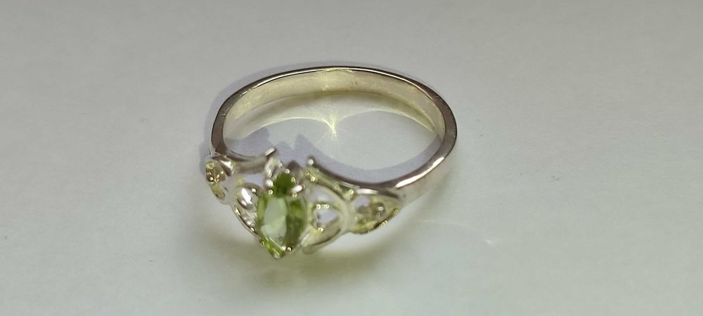 Красивое серебряное кольцо с камнем ХРИЗОЛИТ, размер 17.