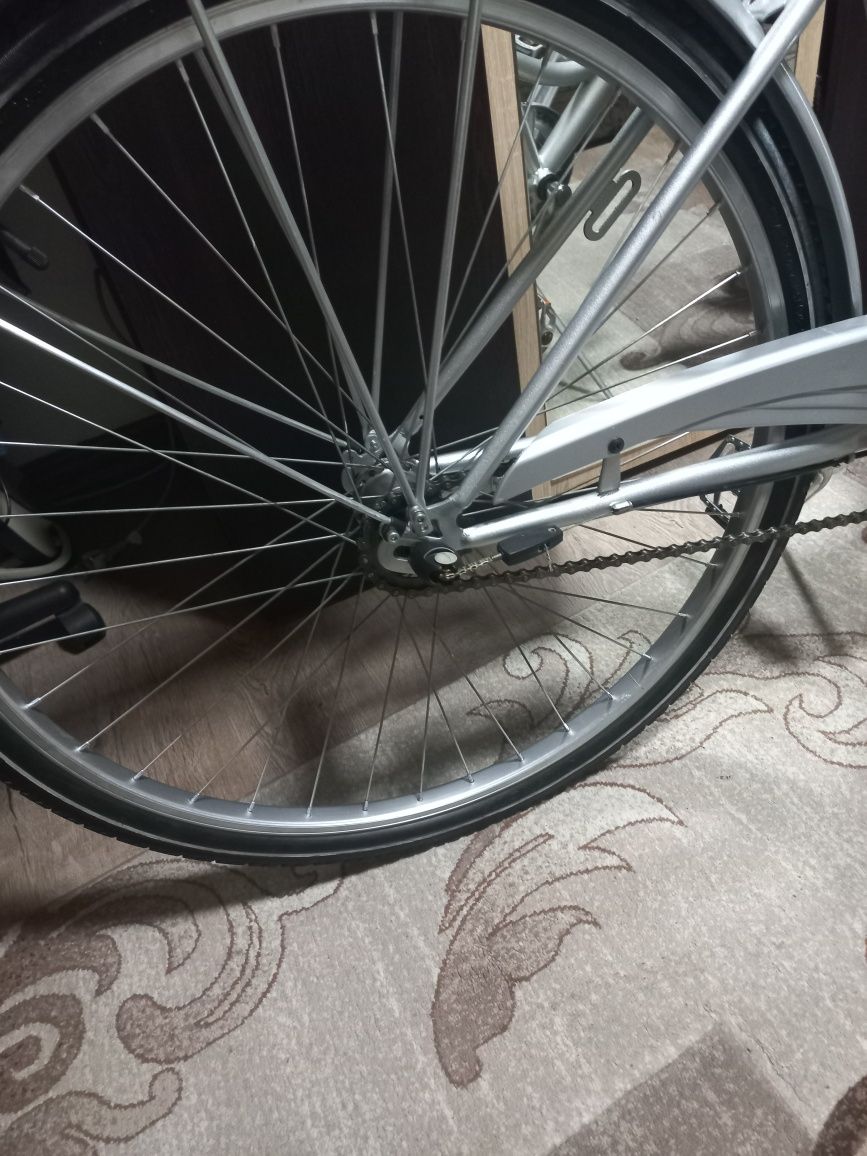 Vând bicicleta cu roti de 28