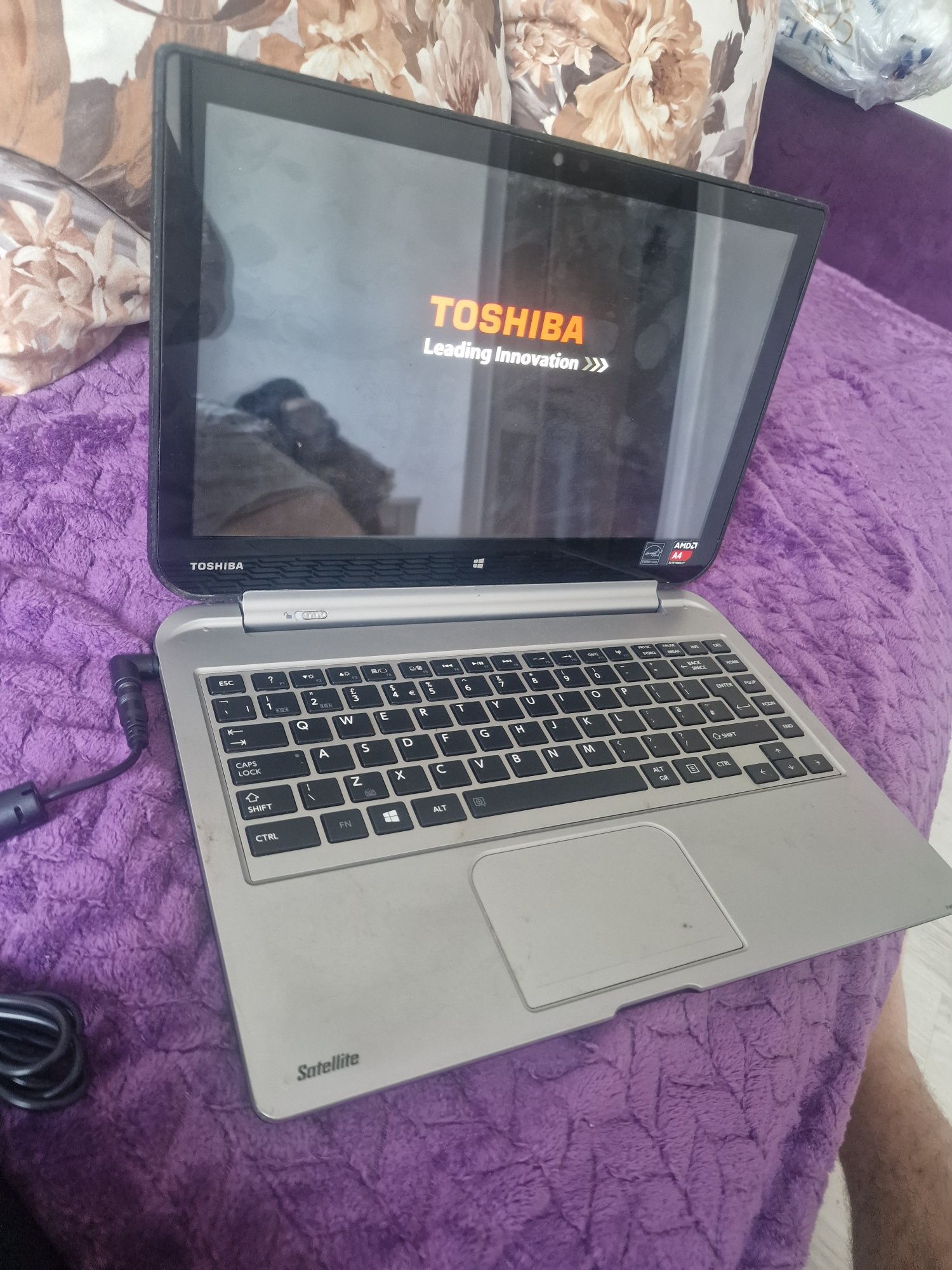 Toshiba satellite w30dt a 100 leptop care se transforma în tabletă