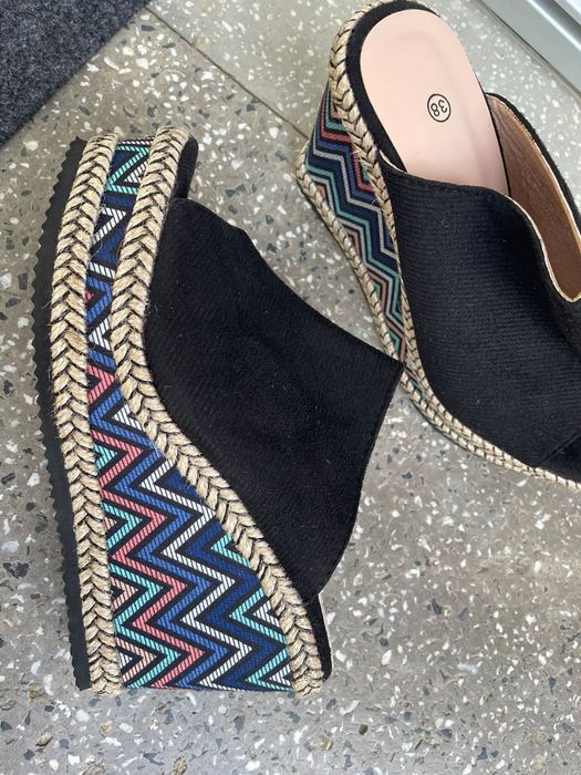 Sandale cu platformă