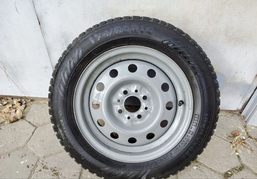 Продам Зимние Покрышки Ikon Tyres в комлекте с дисками