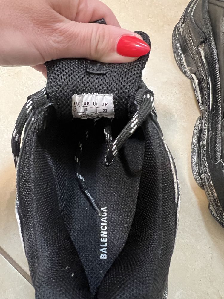 Продавам оригинални Balenciaga Triple S - номер 36